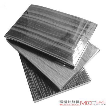 图9：这三块门板就采用了真正意义上的钢琴烤漆，晶莹剔透，从视觉上就能感受到高贵华丽的味道。